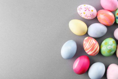 Üstten Görünüm gri arka plan üzerinde renkli Paskalya yumurtaları
