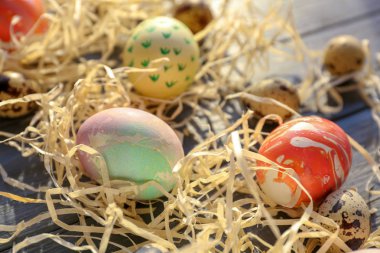 Paskalya yumurtaları masada dekoratif saman ile