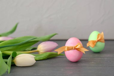 Paskalya yumurtaları ve ahşap masaya bahar çiçek dekore edilmiş