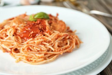 Plaka, closeup görünümü üzerinde domates soslu lezzetli makarna