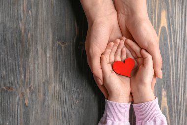 Anne ve çocuk ahşap arka plan üzerinde kırmızı kalpli