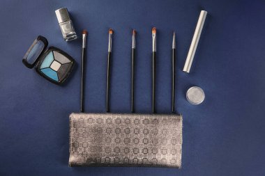 Karanlık arka planda dekoratif kozmetik içeren kompozisyon