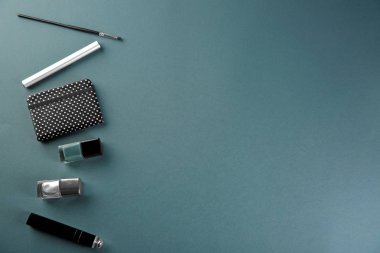 Karanlık arka planda dekoratif kozmetik içeren kompozisyon