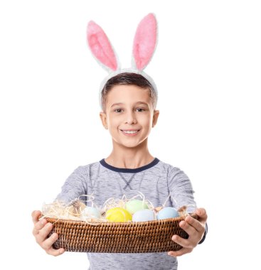 Tavşan kulakları ve Paskalya yumurta beyaz arka plan üzerinde şirin küçük çocuk