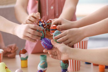 Küçük çocuk tutan Paskalya yumurtaları evde boyalı