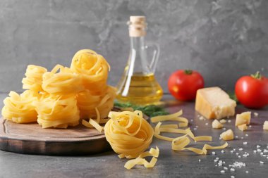 Masada pişmemiş makarna ile kompozisyon