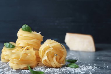 Fesleğen ve rendelenmiş peynir tablo ile pişmemiş makarna