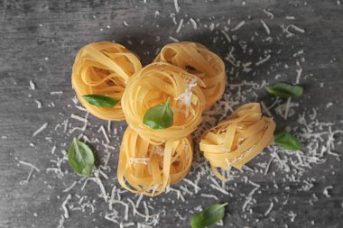 Fesleğen ve rendelenmiş peynir tablo ile pişmemiş makarna