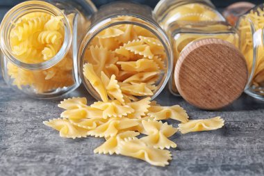 Cam Kavanoz tablo farklı pişmemiş makarna ile