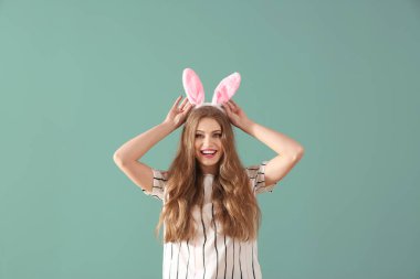 Paskalya bunny kulaklar renk arka plan üzerinde olan güzel kadın