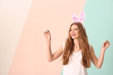 Paskalya bunny kulaklar renk arka plan üzerinde olan güzel kadın