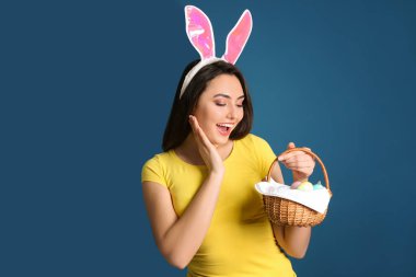 Paskalya yumurtaları ve tavşan kulakları renk arka plan üzerinde olan güzel kadın