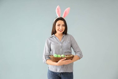 Paskalya yumurtaları ve tavşan kulakları renk arka plan üzerinde olan güzel kadın