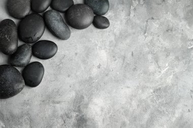 Spa taşlar üzerinde gri dokulu arka plan, üstten görünüm
