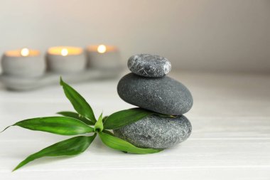 Beyaz ahşap masa spa taşı yığını