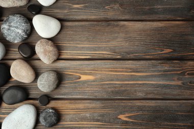 Spa taşlar üzerinde ahşap arka plan, üstten görünüm