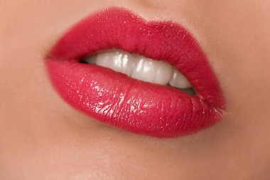 Parlak rujlu güzel bir genç kadın, yakın plan.