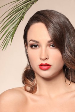 Açık renkli güzel profesyonel makyaj ve palmiye yaprağı ile genç kadın portresi