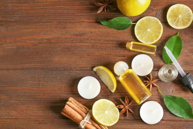 Ahşap masa üzerinde narenciye esans şişeleri ile kompozisyon