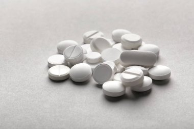 gri zemin üzerine beyaz hap