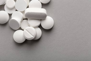 gri zemin üzerine beyaz hap