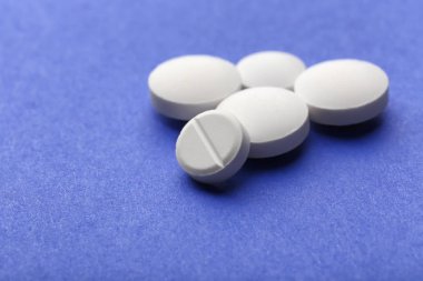 Renk arka plan üzerinde beyaz hap