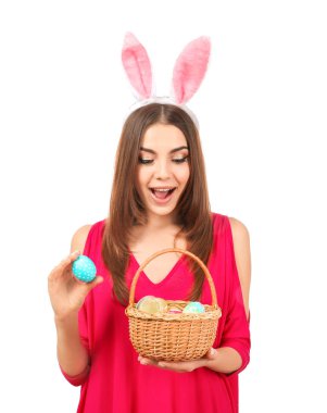 Paskalya yumurtaları ve beyaz arka plan üzerinde tavşan kulakları olan güzel kadın