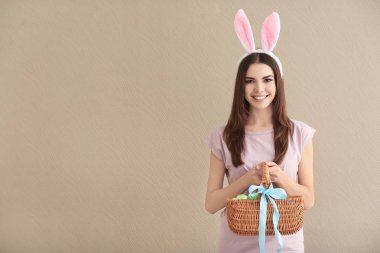 Paskalya yumurtaları ve tavşan kulakları renk arka plan üzerinde olan güzel kadın