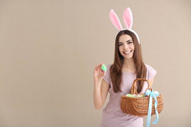 Paskalya yumurtaları ve tavşan kulakları renk arka plan üzerinde olan güzel kadın