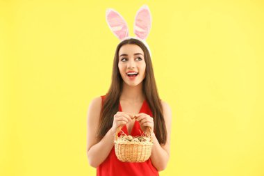 Paskalya yumurtaları ve tavşan kulakları renk arka plan üzerinde olan güzel kadın