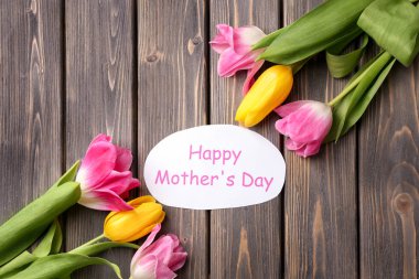 Güzel laleler ve ahşap arka plan, üstten görünüm anneler günü için el yapımı kart