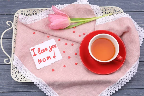Plateau avec tasse de thé et carte de vœux pour la fête des mères sur fond en bois — Photo