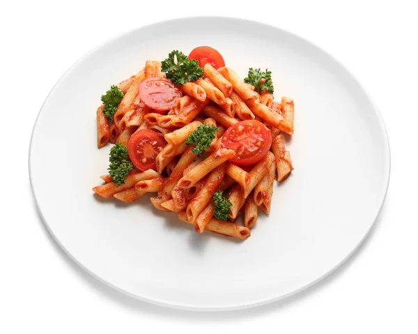 Tabak beyaz zemin üzerine domates soslu lezzetli makarna — Stok fotoğraf