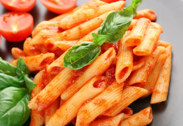 Chutné těstoviny s rajčatovou omáčkou na desce, closeup — Stock fotografie