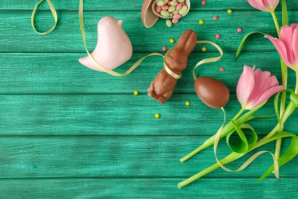 Composition avec lapin de Pâques en chocolat et oeuf sur table en bois — Photo