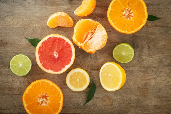 Flat lay composition with ripe citrus fruits on wooden background — Stock Photo, Image