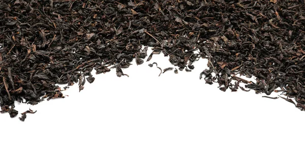 Сухе чорне листя чаю на білому тлі — стокове фото
