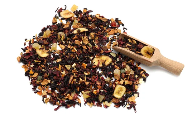 Купка сухого листя чаю з фруктами та дерев'яною ложкою на білому тлі — стокове фото