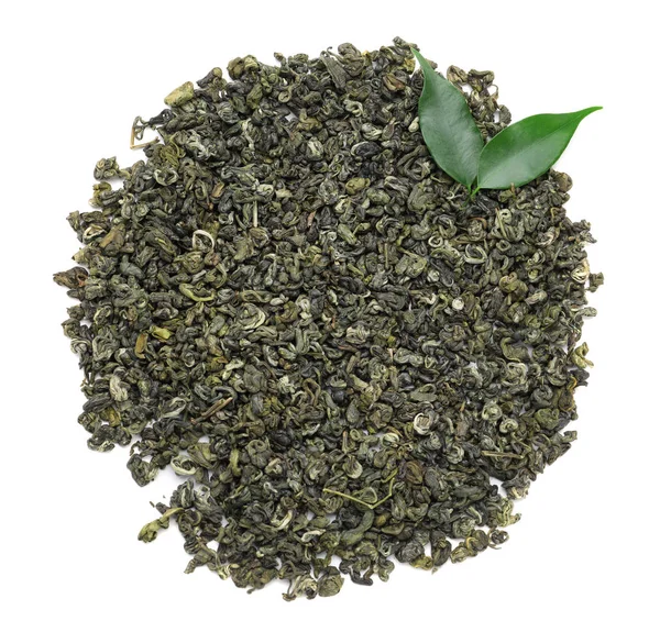 Montón de hojas de té verde seco sobre fondo blanco, vista superior — Foto de Stock