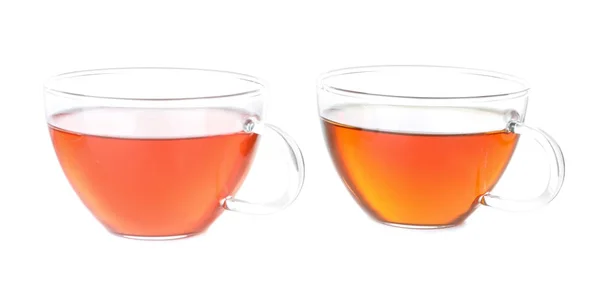 Deux tasses de thé aromatique chaud sur fond blanc — Photo