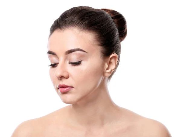 Vacker ung kvinna med silkeslen hud efter spa-behandling på vit bakgrund — Stockfoto