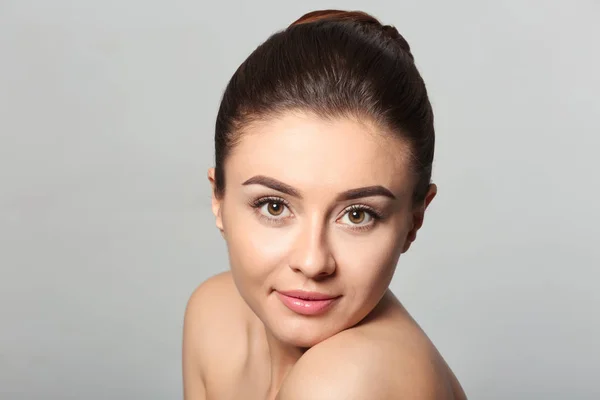 Gyönyörű fiatal nő, selymes bőr-ra könnyű háttér spa kezelés után — Stock Fotó