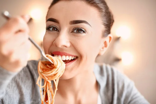Jovem mulher comendo massa saborosa no café — Fotografia de Stock