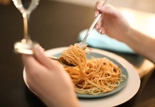Junge Frau isst leckere Pasta am Tisch, Nahaufnahme — Stockfoto