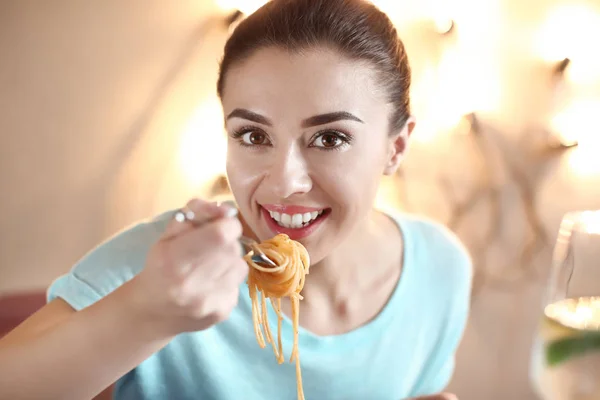 Mujer joven comiendo pasta sabrosa en la cafetería —  Fotos de Stock
