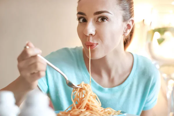 Mujer joven comiendo pasta sabrosa en la cafetería — Foto de Stock