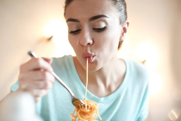 Mujer joven comiendo pasta sabrosa en la cafetería —  Fotos de Stock