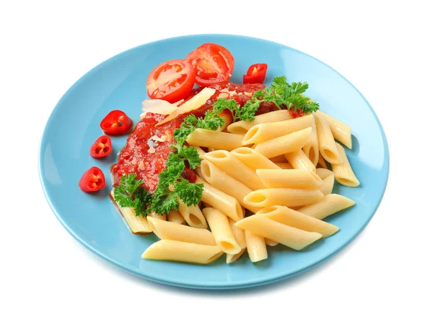 Placa con deliciosa pasta de penne y adornar sobre fondo blanco — Foto de Stock