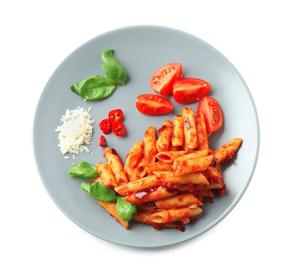 Piatto con deliziose penne e guarnire su sfondo bianco — Foto Stock