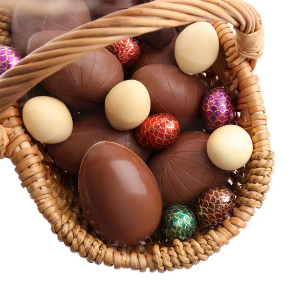 Wicker basket with chocolate Easter eggs on white background, closeup — Stock Photo, Image